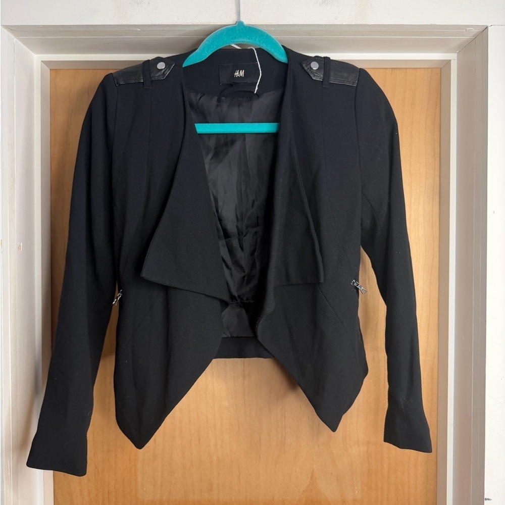 H&M Women’s Black Open-Front Blazer with Draped Collar-Shoulder Details. Size: 4